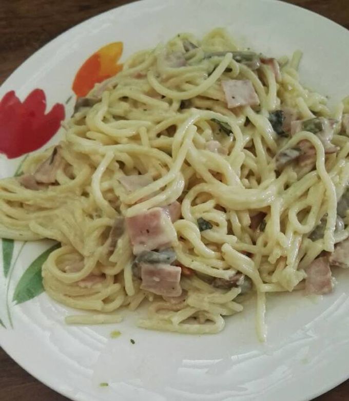 Una foto de Spaguetti con jamon y hongos en salsa blanca