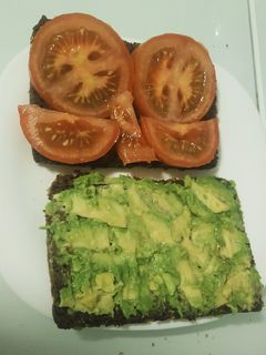 Una foto de Tostadas de aguacate y tomate