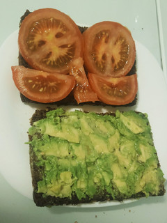 Una foto de Tostadas de aguacate y tomate