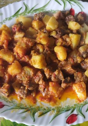 Une photo de Viande d'agneau et pomme de terre à la mijoteuse