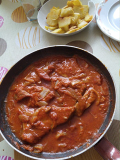 Una foto de Lomos de atún en salsa de pimientos piquillo