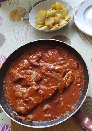 Una foto de Lomos de atún en salsa de pimientos piquillo