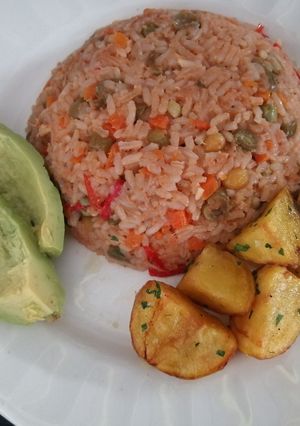 Una foto de Arroz de atún con papitas criollas