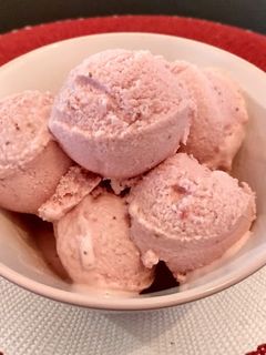 Una foto de Helado de fresa con yogur y mascarpone (con y sin heladera)