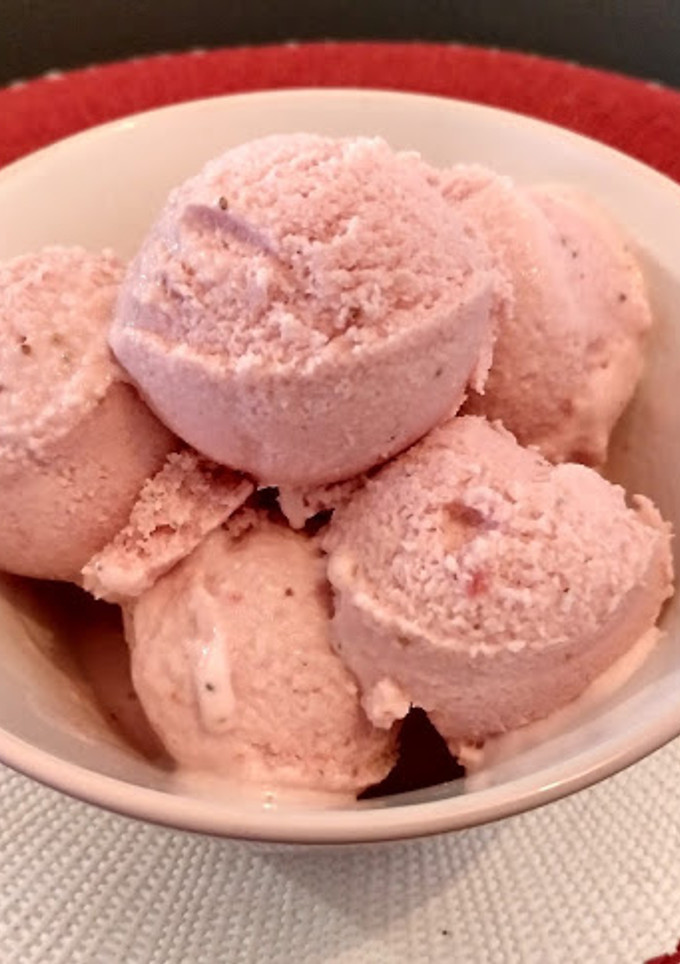 Una foto de Helado de fresa con yogur y mascarpone (con y sin heladera)