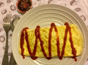 Hình của món Omurice (Cơm chiên cuộn trứng).