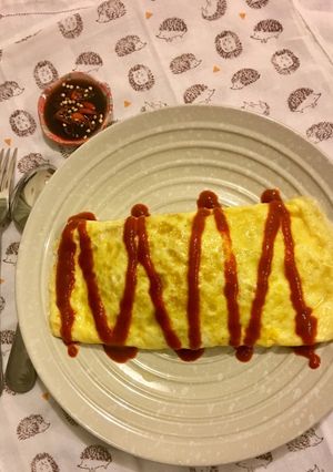Hình của món Omurice (Cơm chiên cuộn trứng).