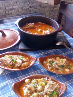 Una foto de Guiso de gallina criolla