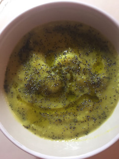 Una foto de Crema de brócoli con amapola