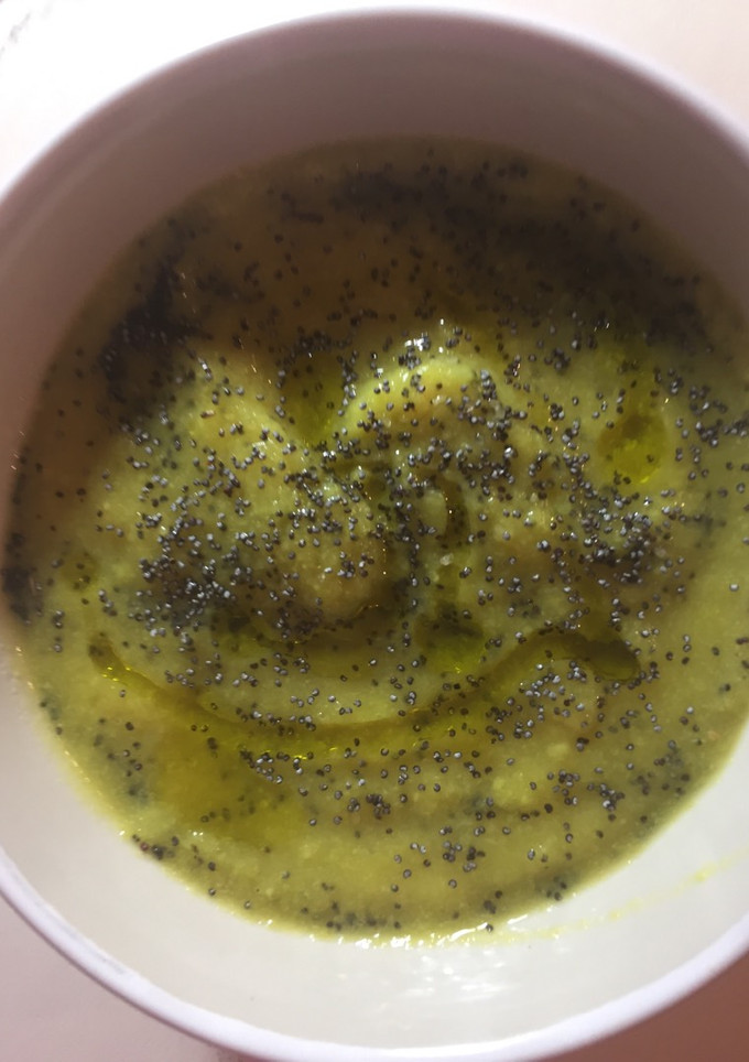 Una foto de Crema de brócoli con amapola