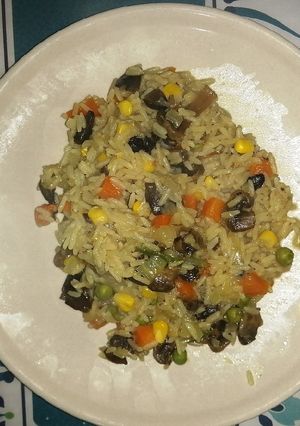 Una foto de Arroz primavera y champiñones