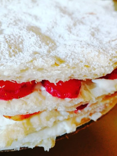 Una foto de Milhojas de fresas y nata