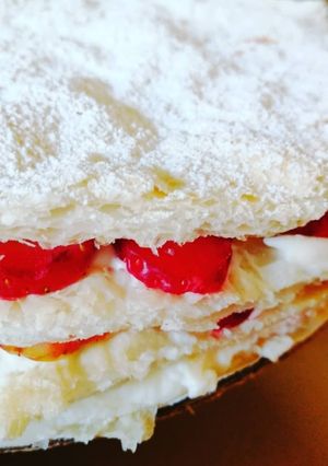 Una foto de Milhojas de fresas y nata