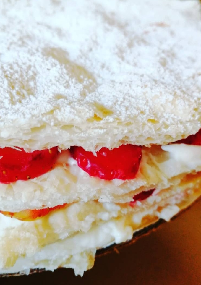 Una foto de Milhojas de fresas y nata