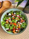 Ensalada de canónigos con queso de cabra y mermelada de frambuesa