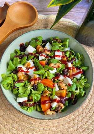 Una foto de Ensalada de canónigos con queso de cabra y mermelada de frambuesa