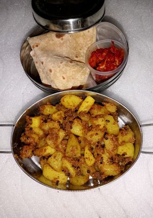 आलू की सुखी सब्जी (Aloo ki sukhi sabji recipe in Hindi) रेसिपी मुख्य फोटो
