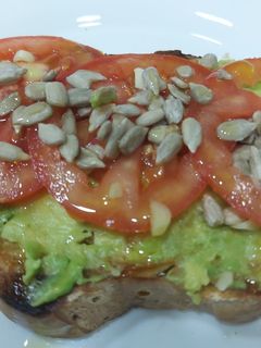 Una foto de Tostada de aguacate🥑🥑🍅🍅