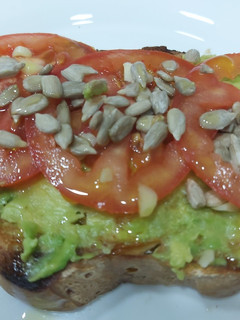 Una foto de Tostada de aguacate🥑🥑🍅🍅