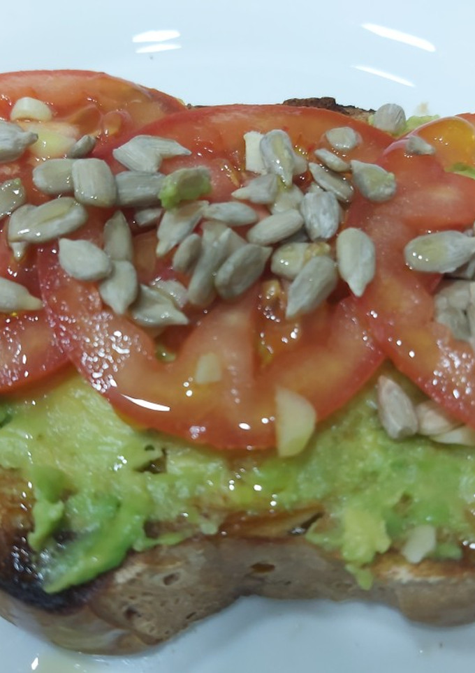Una foto de Tostada de aguacate🥑🥑🍅🍅