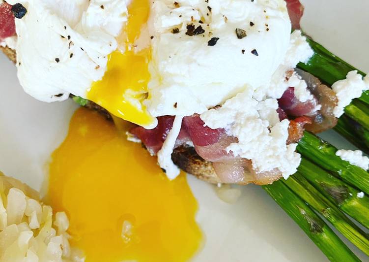 Pan con huevo escalfado, espárragos y tocino