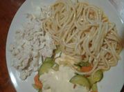 Una foto de ensalada de espaguetis