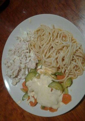 Una foto de Espagueti... Batido de atún y ensalada de verduras con chipotle