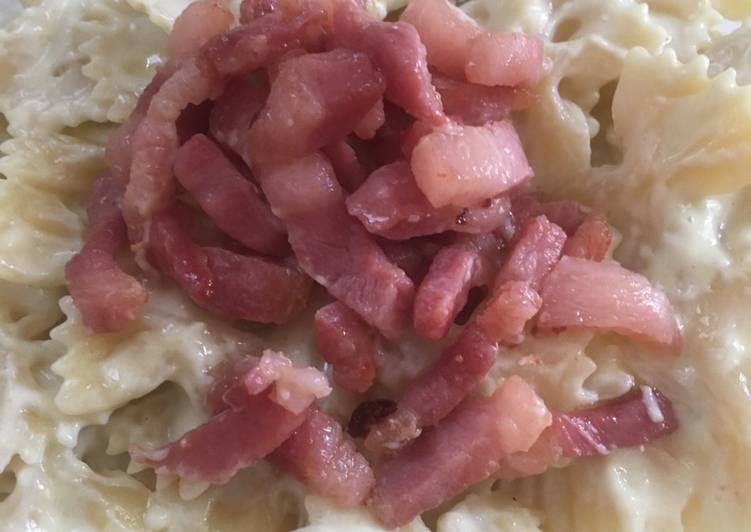 Farfalle alla crema di zucchine e pancetta croccante