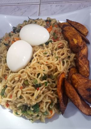 A picture of Plantain and veggies indomie.