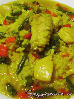 Una foto de Arroz caldoso con pollo y verduras