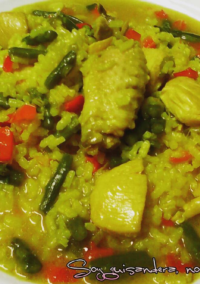 Una foto de Arroz caldoso con pollo y verduras