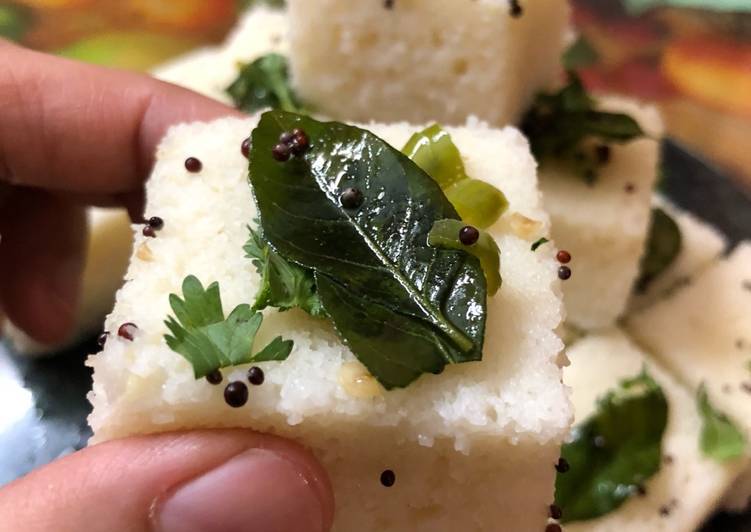 Rava or Sooji Ka Dhokla (Savory Steamed Cake With Semolina) – Healthy Breakfast