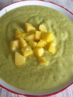 Una foto de Sopa fría de calabacín con mango