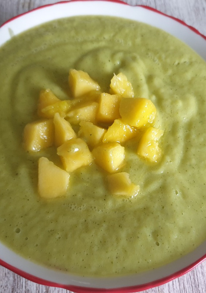 Una foto de Sopa fría de calabacín con mango