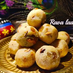 A picture of Rava ladoo.