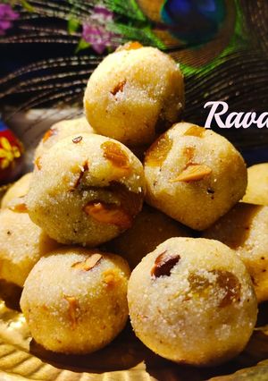 A picture of Rava ladoo.