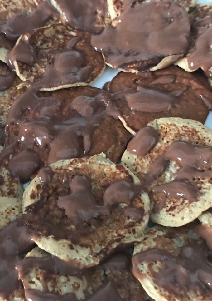 Una foto de Tortitas de fruta y avena con chocolate
