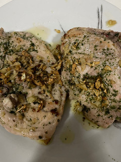 Una foto de Chuletas de aguja con ajo y perejil