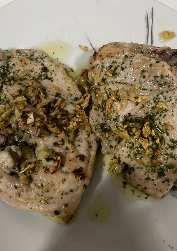 Una foto de Chuletas de aguja con ajo y perejil