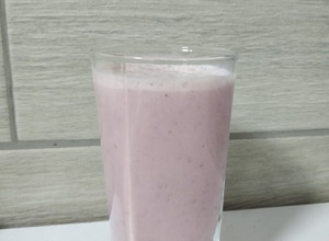 Фото Молочный коктейль с клубникой и бананом 🍓.