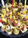 Aperitivos variados con mitades de rebanada
