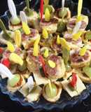 Aperitivos variados con mitades de rebanada