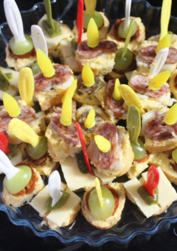 Una foto de Aperitivos variados con mitades de rebanada