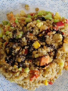 Una foto de Quinoa con verduras