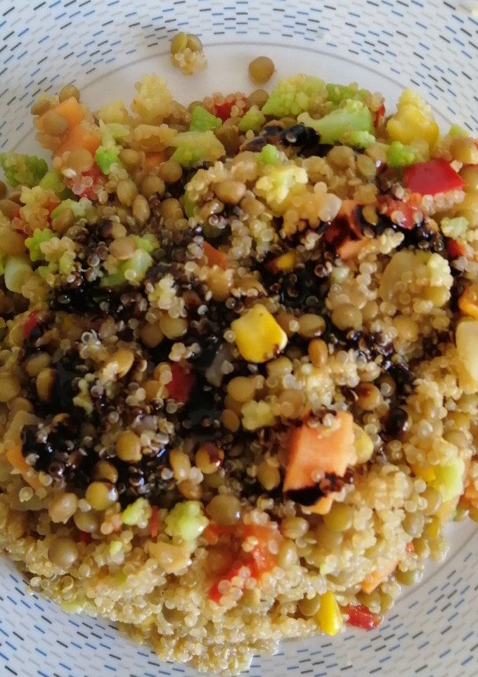 Una foto de Quinoa con verduras