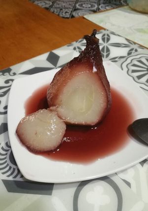 Una foto de Peras al vino tinto