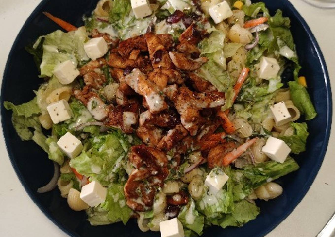 Ensalada de pasta y pollo marinado