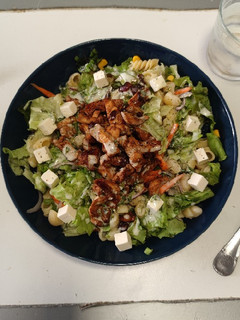 Una foto de Ensalada de pasta y pollo marinado