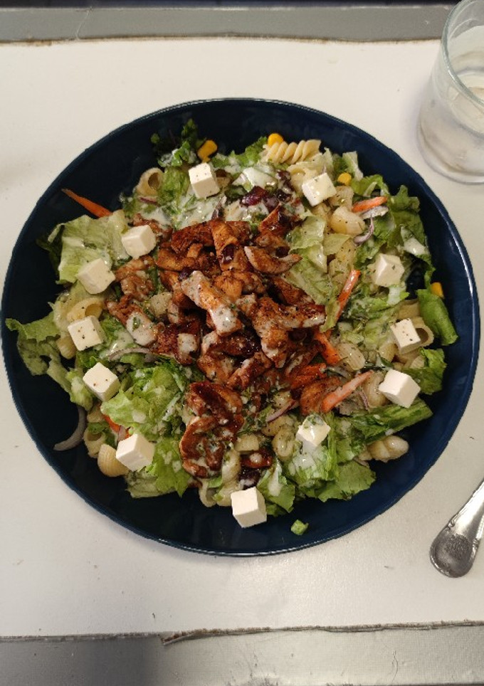 Una foto de Ensalada de pasta y pollo marinado