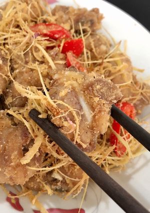 Hình của món Sườn sụn non rang muối sả.